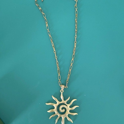 Sun-shaped pendant necklace like new