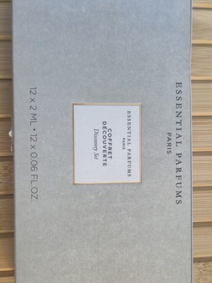 Essential Parfums Paris Discovery Set like new, 12x2ml Eau de Parfum samples