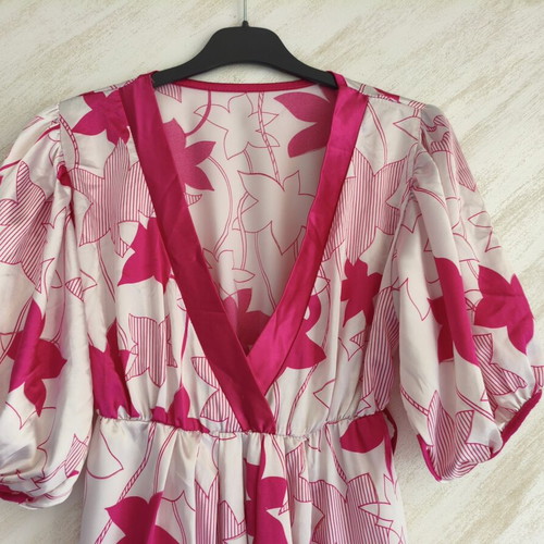 Satin midi dress with puff sleeves and floral pattern made in Italy like new, pink