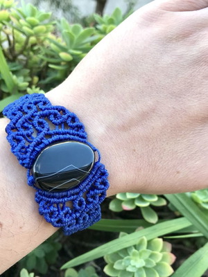 Bracelet with black oval agate and blue macrame, new