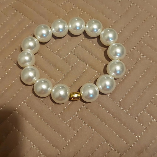 Handmade bracelet with cream glass pearls 14mm elastic and gold element ZJ-002