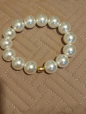 Handmade bracelet with cream glass pearls 14mm elastic and gold element ZJ-002