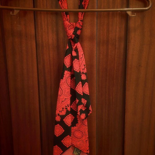 Vintage tie with baroque pattern like new, red and black