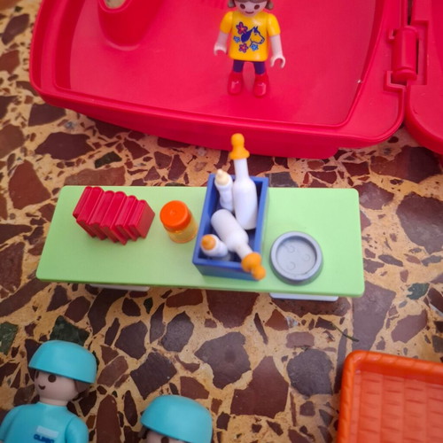 Playmobil veterinary set like new, about 50 pieces