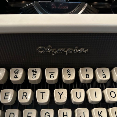 Olympia SF De Luxe typewriter used, collectible with original case