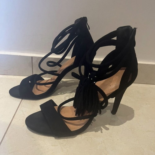 Black suede sandals with removable tassels like new