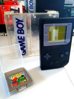 Nintendo Game Boy употребяван с оригинален акрилен калъф и игра Golf