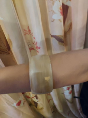 Bone bracelet like new, beige