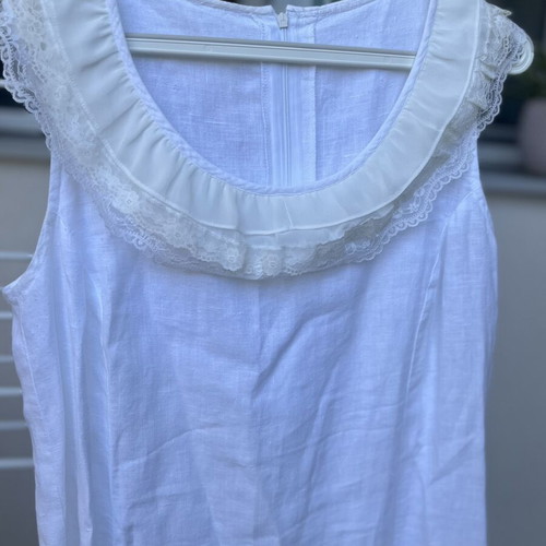Linen knee-length dress with ecru and white lace collar