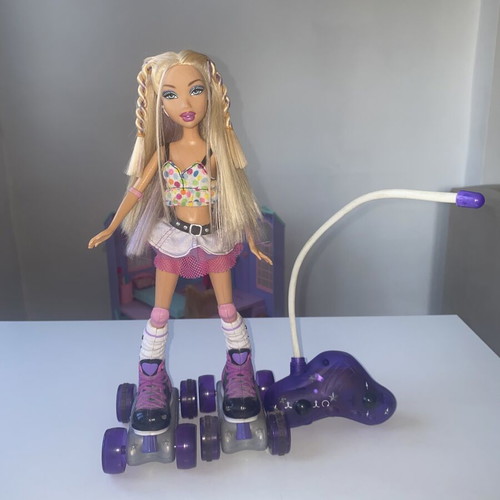 My Scene Roller Girls Chelsea doll like new with remote