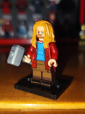 Fat Thor φιγούρα σαν καινούργιο με σφυρί Mjolnir και βάση στήριξης