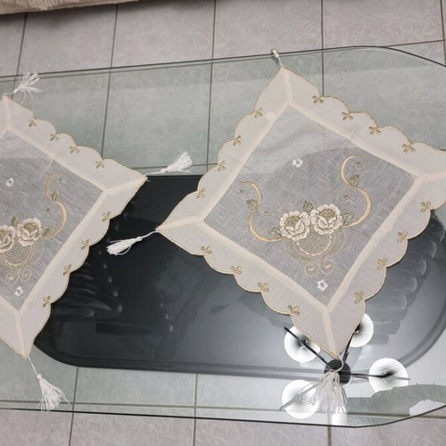 Table linens set like new, 4 pieces