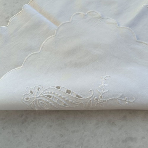 Embroidered white table runner used, 100×43 cm, elegant embossed design