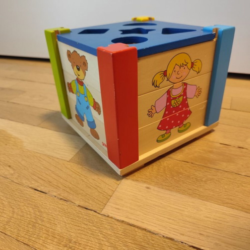 Goki Wooden Shape Sorting Cube like new, 19 pieces