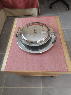 Serving tray with Pyrex, like new