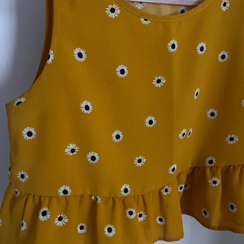 Blouse with daisies like new, size S, white and yellow