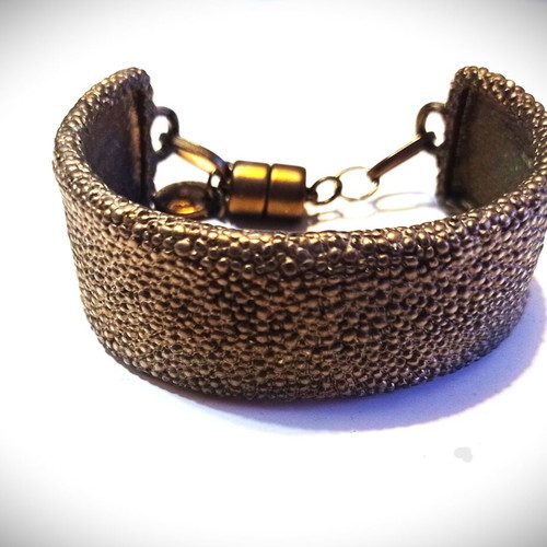 Bronze bracelet with magnetic clasp like new, embossed surface
