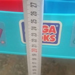 Building blocks play table with foldable legs
