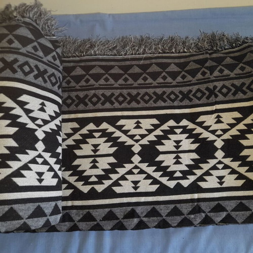 Decorative throw with geometric pattern and fringes, new, 180x280 cm