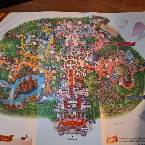 Disneyland Park 2008 Park Guide like new, 2 maps included