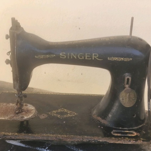 Old sewing machine used with some rust, non-functional