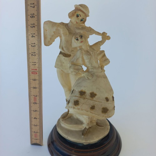 Vintage couple figurine like new resin with wooden base