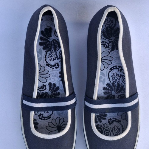 Nevada wedge sandals like new, size 8, blue