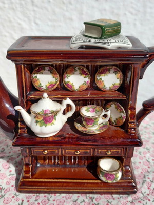 Royal Albert Old Country Roses Teapot by P.Cardew like new, vintage