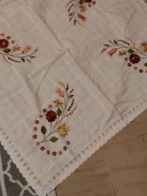 Tablecloth set with napkin like new, dimensions 1.16x1.26 and 0.62x0.62