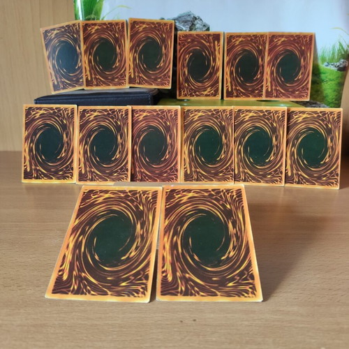 Yu-Gi-Oh! card set like new, 14 cards including Genesis Vampire