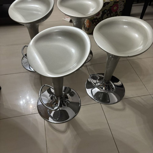 Bar stools set of 4 used, silver with chrome base