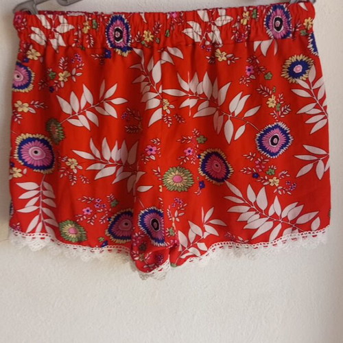 Floral Women's Shorts with Elastic Waist and White Lace like new, red