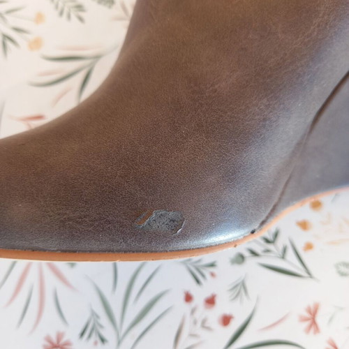 Women's grey boots with platform and gold buckle, used, size 39