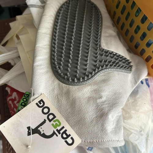 Animal grooming glove for dog or cat new