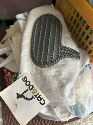 Animal grooming glove for dog or cat new