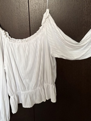 Λευκή μπλούζα H&M off-shoulder, πολύ καλή κατάσταση, μέγεθος L