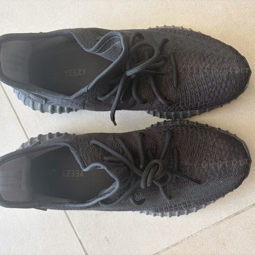 Adidas Yeezy Boost V2 Onyx sneakers like new, size 44, black