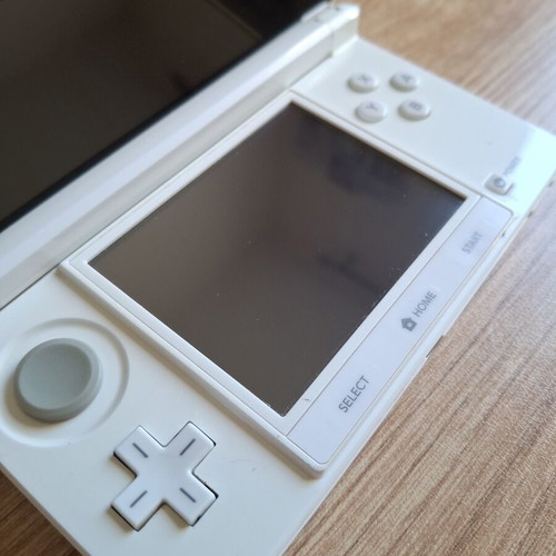 Nintendo 3DS Pearl White like new with original stylus and USB cable