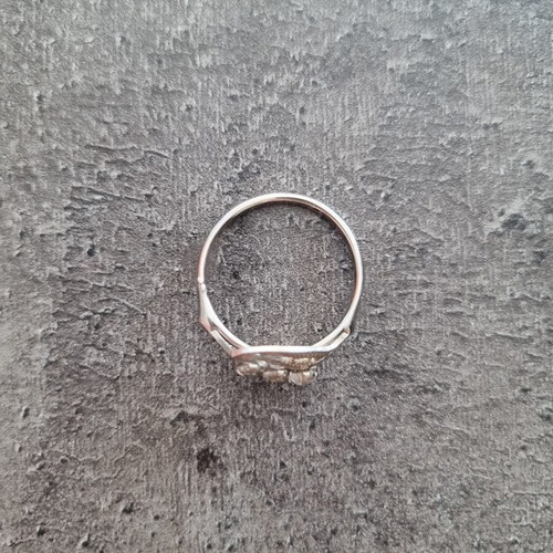Vintage fashion ring with three clear stones