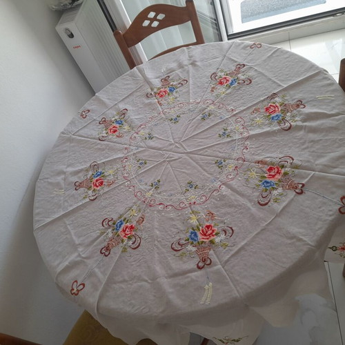 Large embroidered tablecloth, diameter 1.70 m