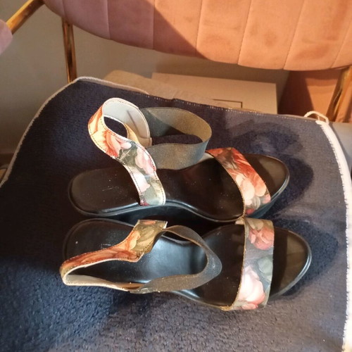 Heeled sandals like new, size 39