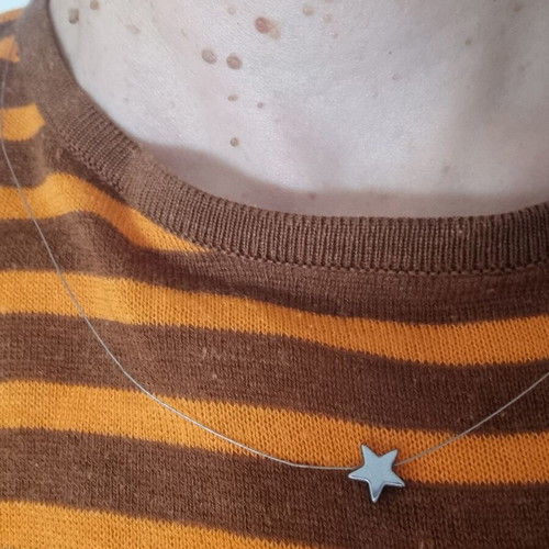 Star-shaped silver necklace like new