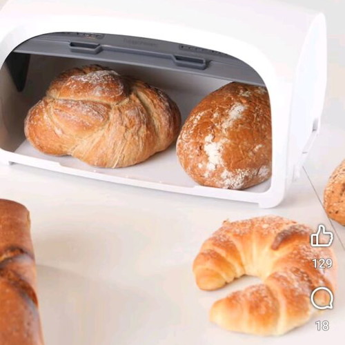 Taperwouer Bread Box new
