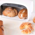 Taperwouer Bread Box new