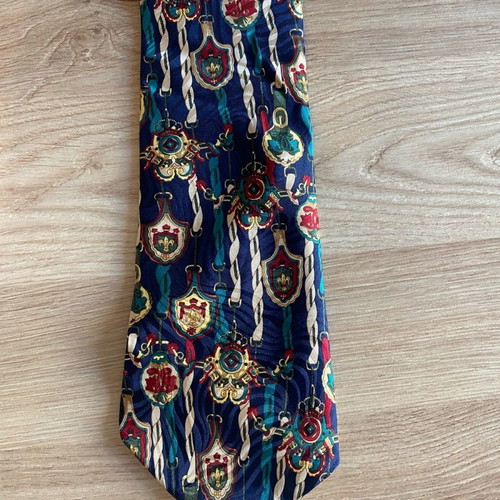 Tie in like new condition