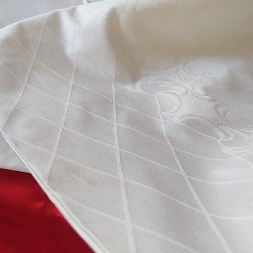 Damask tablecloth new with 6 gift napkins