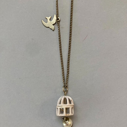 Pendant necklace cage used with bird and pearl Accessorize