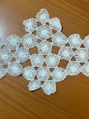 Set of 3 doilies with dimensions 75x30, 52x32, 32x28 cm