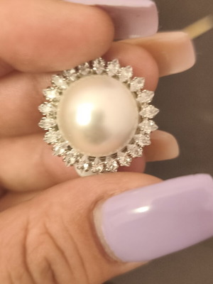 Agapitos earrings like new, clip-on, white