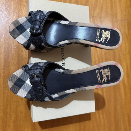 Burberry vintage women's mules like new, Nova Check pattern